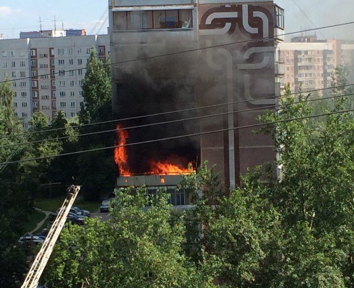 Жилой дом загорелся в Новосибирске